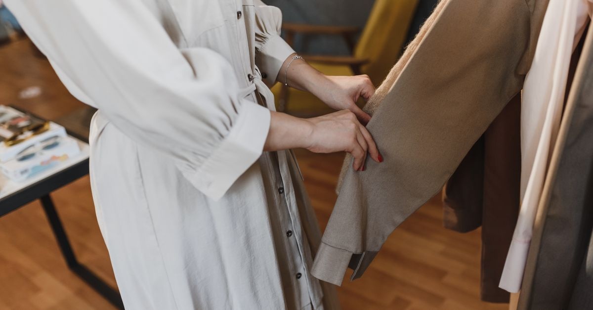 Garderoba kapsułowa krok po kroku: jak zbudować szafę, która zawsze „działa”