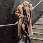 Płaszcz i kozaki w roli głównej: 7 stylizacji, które zawsze wyglądają świetnie