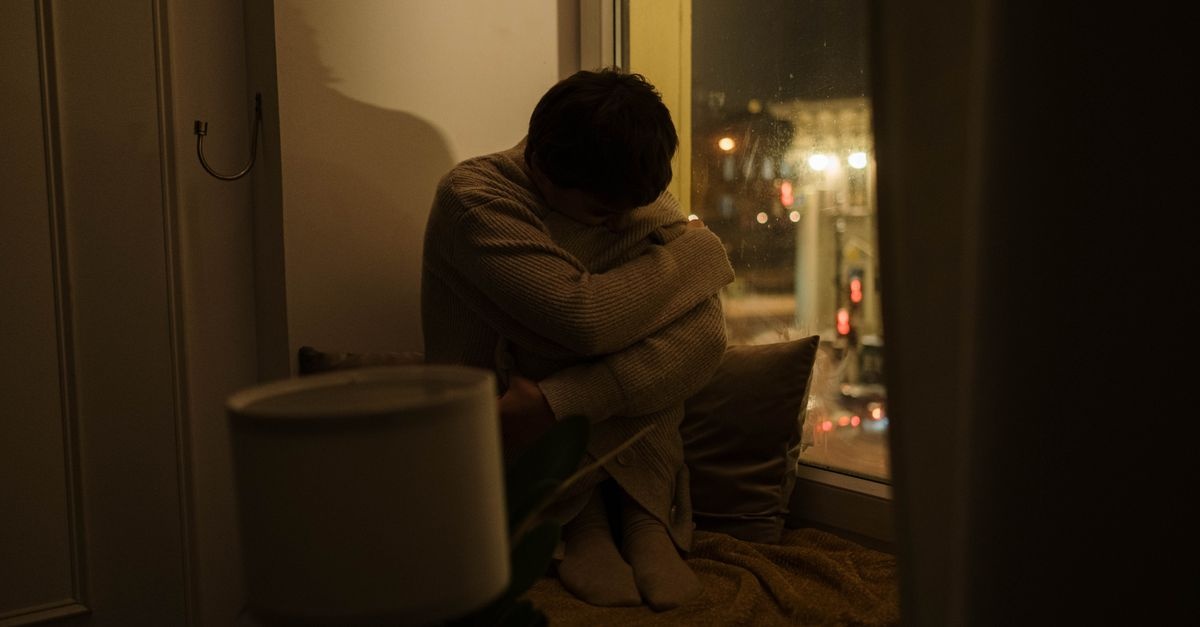 Dlaczego wieczorem dopada Cię lęk? Najczęstsze przyczyny i co mogą oznaczać