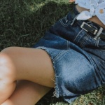 Spódnica jeansowa w roli głównej: 12 stylizacji na każdą porę roku