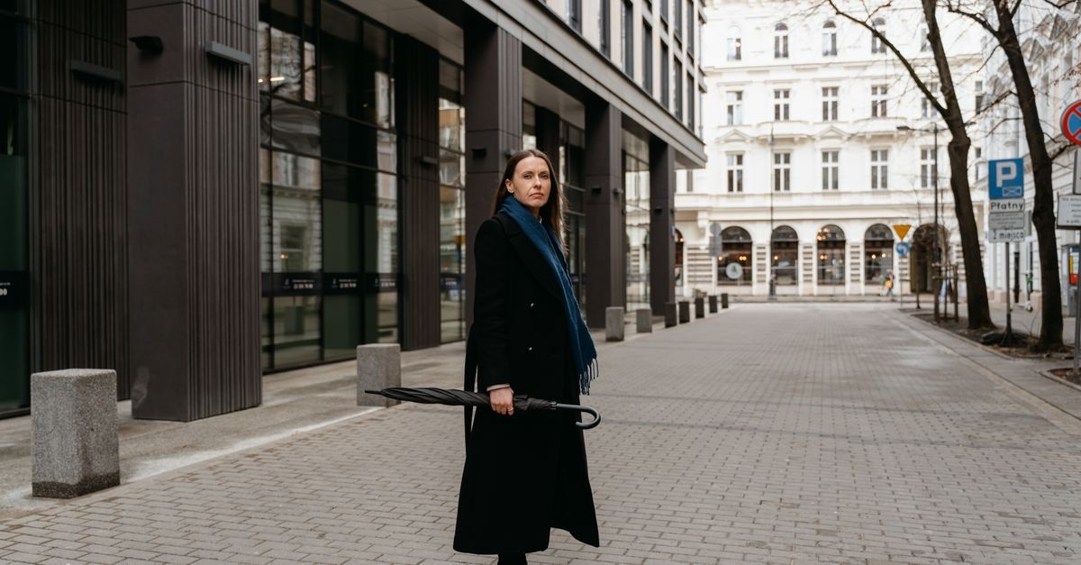 Klasyczny płaszcz w roli głównej: stylizacje, które zawsze wyglądają świetnie