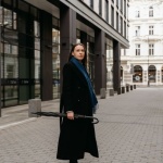 Klasyczny płaszcz w roli głównej: stylizacje, które zawsze wyglądają świetnie