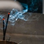 Zapach, klimat i energia w domu: kadzidełka czy świece – co wybrać i dlaczego?