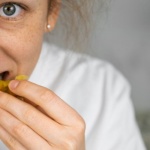 Jedz z głową i sercem: prosty przewodnik po intuicyjnym, zdrowym odżywianiu bez diet